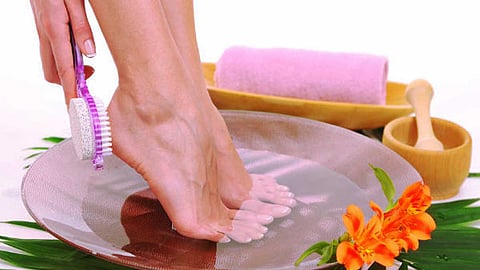 கருமையாக இருக்கும் கால்களை வெள்ளையாக்க இதை செய்யுங்கள் !