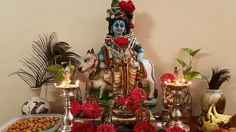 இடுப்பில் அமர்ந்து வந்த குட்டி கிருஷ்ணன்!