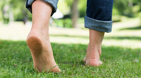 செருப்பில்லாமல் வெறும் காலில் நடப்பது நல்லதா?