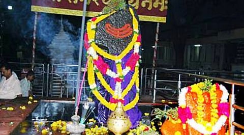 அதிசயங்களை நிகழ்த்தும் சனிஷிங்கனாபூர் சனி பகவான்!