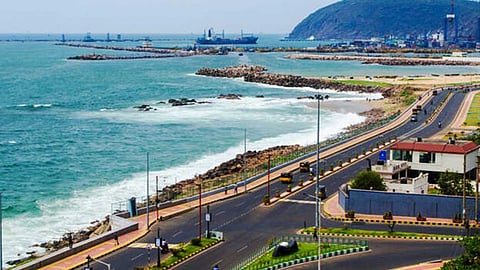 மலைகளும் கடற்கரையும் ஒரே இடத்தில் கொண்ட அழகிய இடங்கள்!