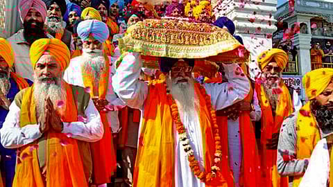 போதனைகளை கூறும் புனித நூலே இங்கு கடவுள். தெரியுமா...?