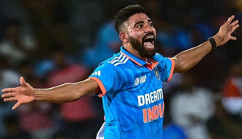 ஆசியக் கோப்பை ஆட்டநாயகன் தொகையை மைதான ஊழியர்களுக்கு அளித்த சிராஜ்!