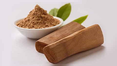 சுவர்ணலட்சுமியை வீட்டில் தங்கவைக்கும் சந்தனக்கட்டை!