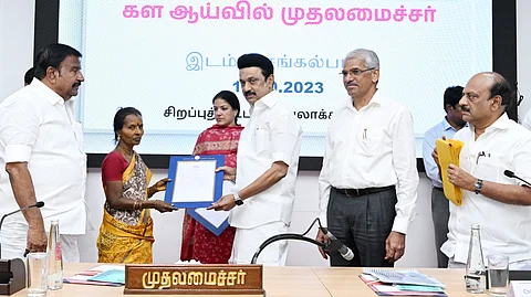 அரசு நிலத்தில் குடியிருக்கும் பல்லாயிரம் பேருக்கு நிலப்பட்டா வழங்கினார் முதலமைச்சர் ஸ்டாலின்!