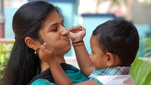 கைக்குழந்தைகளின் ஐம்புலனைத் தூண்ட என்ன செய்ய வேண்டும்?