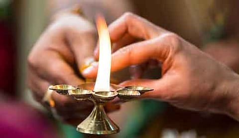 சாமி கும்பிட கற்பூரம் ஏற்றுபவரா நீங்கள்? அப்படியென்றால் இதைத் தெரிந்து கொள்ளுங்கள்!