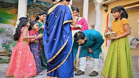 பண்டிகை, விசேஷங்களின்போது பெரியவர்கள் ஆசிர்வாதம் அவசியம்: ஏன் தெரியுமா?