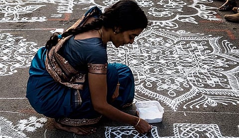 Simple margazhi Kolam with dots