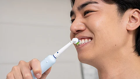 Benefits of an electric toothbrush to protect teeth