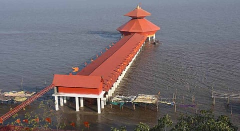 A Shiva temple that disappears and reappears in the ocean