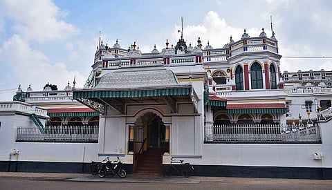 Kaanporai Kattiyizhukkum Kanadukaathan Palace