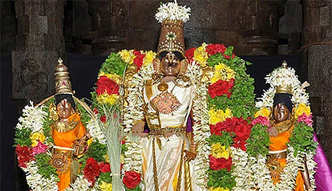 Azhaithavar Kuralukku Ododivarum Kaliyuga Kadavul!