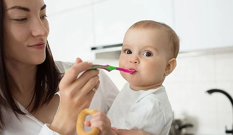 A simple idea to help children eat food and medicine without crying