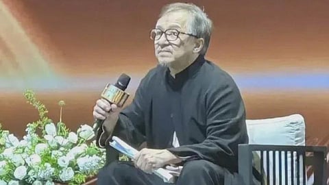 Is Jackie Chan too old? A viral photo!