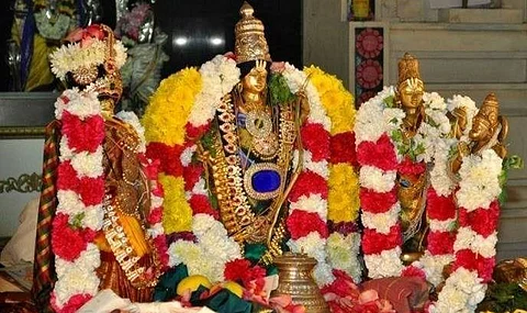 Sri Krishnar Vazhipatta Sangu Chakrathudan Kaatchi Tharum Sri Ramar!