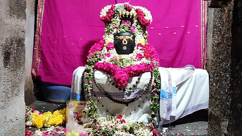 Do you know which temple of Lord Shiva is worshipped by Nakkeeran?