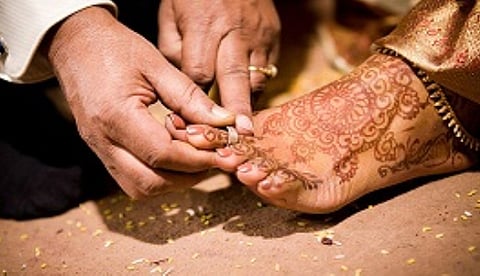 திருமணத்தில் மெட்டி அணிவித்தல்