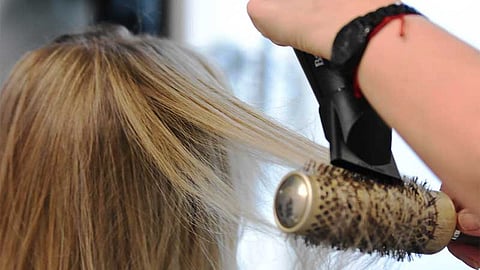 ஹேர் கலரிங் பண்ணிக்கொள்ள ஆசையா? கவனிக்க வேண்டியது என்ன? எந்த வகையான கலரிங் நல்லது?