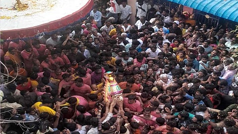 அம்மன் சிரசு ஊர்வலம்...