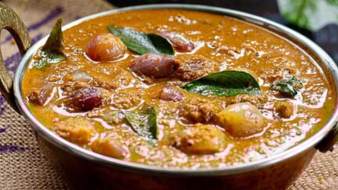 உள்ளி தீயல் ...