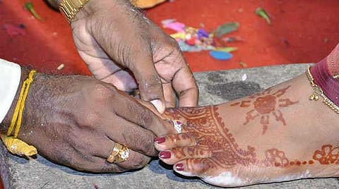 திருமணத்தில் மெட்டி போடுதல்