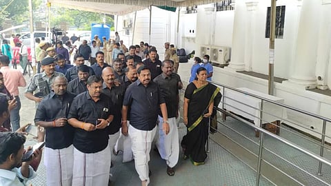 எதிர்க்கட்சிகள் வெளிநடப்பு