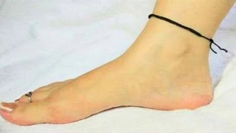 காலில் கருப்புக் கயிறு