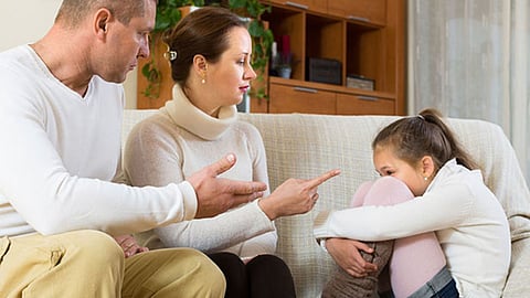 பெற்றோரிடம் அடம் பிடிக்கும் குழந்தை