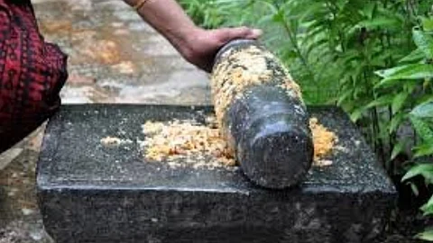 அம்மிக்கல்லில் மசாலா அரைத்தல்