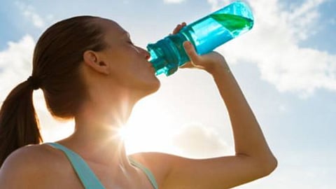 மூலிகை தண்ணீர் குடிக்கும் பெண்