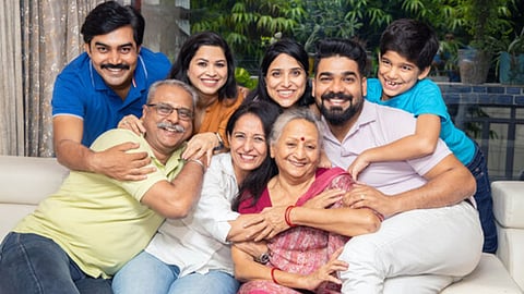 பிள்ளைகளுடன் வசிக்கும் பெற்றோர்