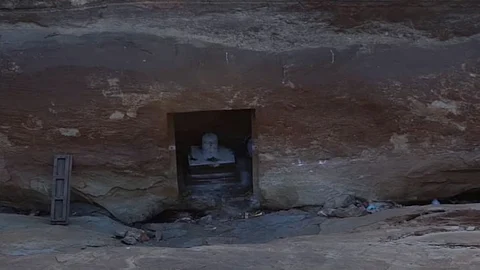 நீருக்குள் மூழ்கியிருக்கும் சிவன் கோயில்