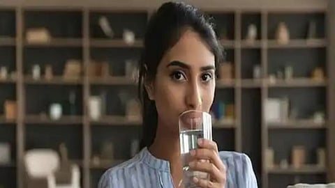 வெறும் வயிற்றில் தண்ணீர் குடிக்கும் பெண்