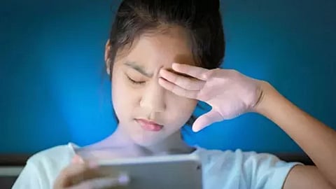 செல்போன் உபயோகிக்கும் குழந்தை