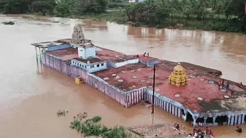 ஆற்றின் நடுவே குறுக்குத்துறை முருகன் கோயில்