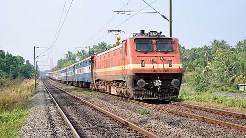 Do you know 6 reasons why trains run faster at night?