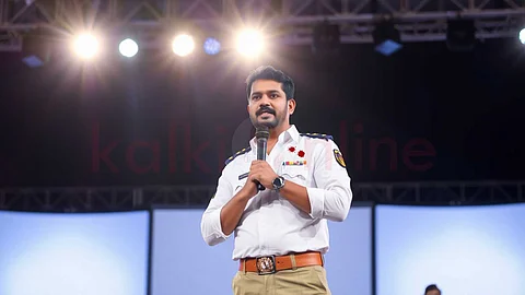 குட்டிக் கதை - யூனிபார்மில் சிவப்புக் கறைகள்!