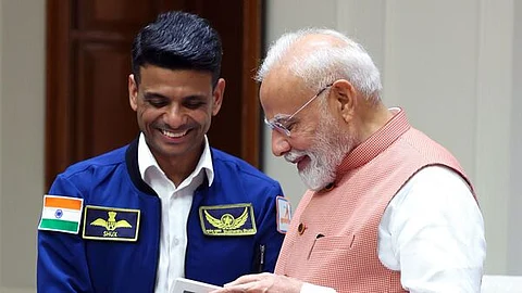 பிரதமர் நரேந்திர மோடி திங்கட்கிழமை புது டெல்லியில் குழு கேப்டன் சுபான்ஷு சுக்லாவைச் சந்தித்தார்.