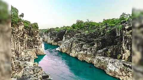 water flow in between the moutains