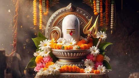 What is the benefit of worshipping Lord Shiva with which flower?