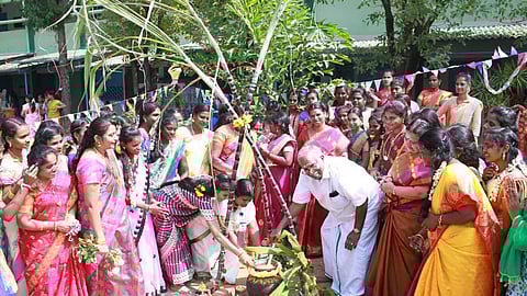 In which direction should the Pongal pot overflow for good luck?