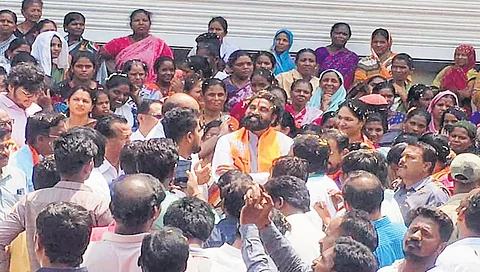 ಬಳ್ಳಾರಿ ಬಿಜೆಪಿ ಅಭ್ಯರ್ಥಿ ಬಿ ಶ್ರೀರಾಮುಲು ಭಾನುವಾರ ಚುನಾವಣಾ ಪ್ರಚಾರದಲ್ಲಿ ಪಾಲ್ಗೊಂಡು ಮತದಾರರೊಂದಿಗೆ ಸಂವಾದ ನಡೆಸಿದರು.