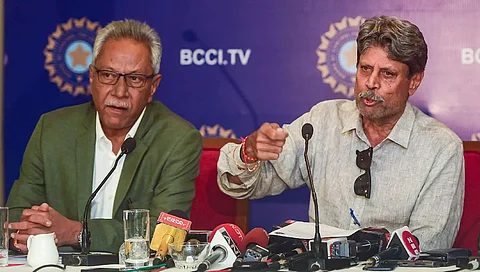 Former Indian captain Kapil Dev (R) and Former Indian cricker Anshuman Gaekwad ( L).