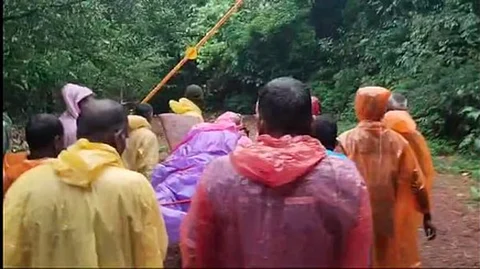 ಅಮ್ಗಾಂವ್ ಅರಣ್ಯ ಪ್ರದೇಶದಲ್ಲಿ ತೀವ್ರ ಅಸ್ವಸ್ಥ ಮಹಿಳೆಯನ್ನು ಗ್ರಾಮಸ್ಥರು ಮನೆಯಲ್ಲಿ ತಯಾರಿಸಿದ ಸ್ಟ್ರೆಚರ್ನಲ್ಲಿ ಸಾಗಿಸುತ್ತಿರುವ ದೃಶ್ಯ