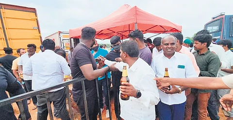 ಡಾ.ಕೆ.ಸುಧಾಕರ್ ಗೆಲುವು ಹಿನ್ನೆಲೆಯಲ್ಲಿ ನೆಲಮಂಗಲದಲ್ಲಿ ಭಾನುವಾರ ಆಯೋಜಿಸಲಾಗಿದ್ದ ಅಭಿನಂದನಾ ಸಮಾರಂಭದಲ್ಲಿ ಹಾಜರಿದ್ದವರು ಮದ್ಯ ಸಂಗ್ರಹಿಸಿದರು.
