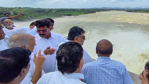 ತುಂಗಭದ್ರಾ ಜಲಾಶಯಕ್ಕೆ ಭೇಟಿ ನೀಡಿ ಪರಿಶೀಲನೆ ನಡೆಸಿದ ಡಿಸಿಎಂ ಡಿಕೆ ಶಿವಕುಮಾರ್ ಮತ್ತಿತರರು