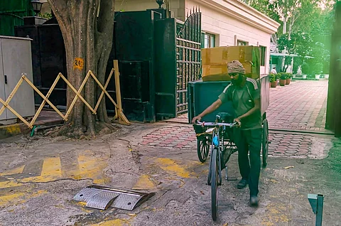 ದೆಹಲಿ ಸಿಎಂ ನಿವಾಸ ಖಾಲಿ ಮಾಡುತ್ತಿರುವುದು