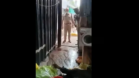 ವ್ಯಕ್ತಿ ಶವ ಪರಿಶೀಲಿಸುತ್ತಿರುವ ಪೊಲೀಸರು