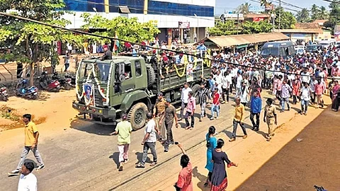 ಪಾರ್ಥಿವ ಶರೀರದ ಮೆರವಣಿಗೆ ನಡೆಸುತ್ತಿರುವುದು.